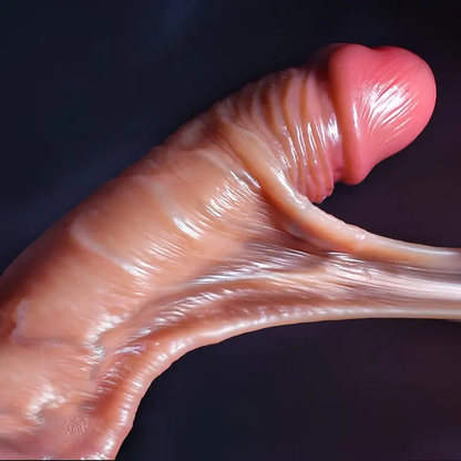 Pleasurez Dildo liikkeellä nahalla, realistinen dildo esinahalla, pehmeä ja joustava seksilelu, kuvassa näkyy dildo ja nahka.