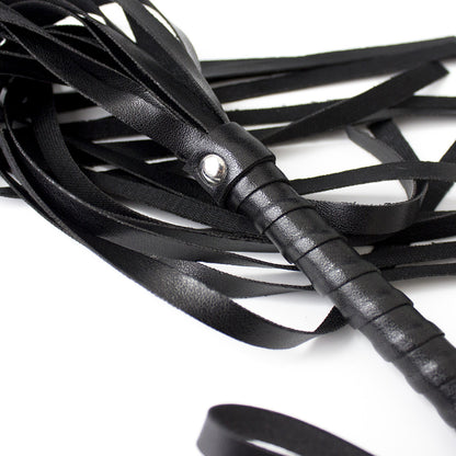 Musta nahkainen BDSM piiska PLEASUREZ merkiltä, pehmeä ja tukeva nahkainen piiska BDSM-harjoitteluun.