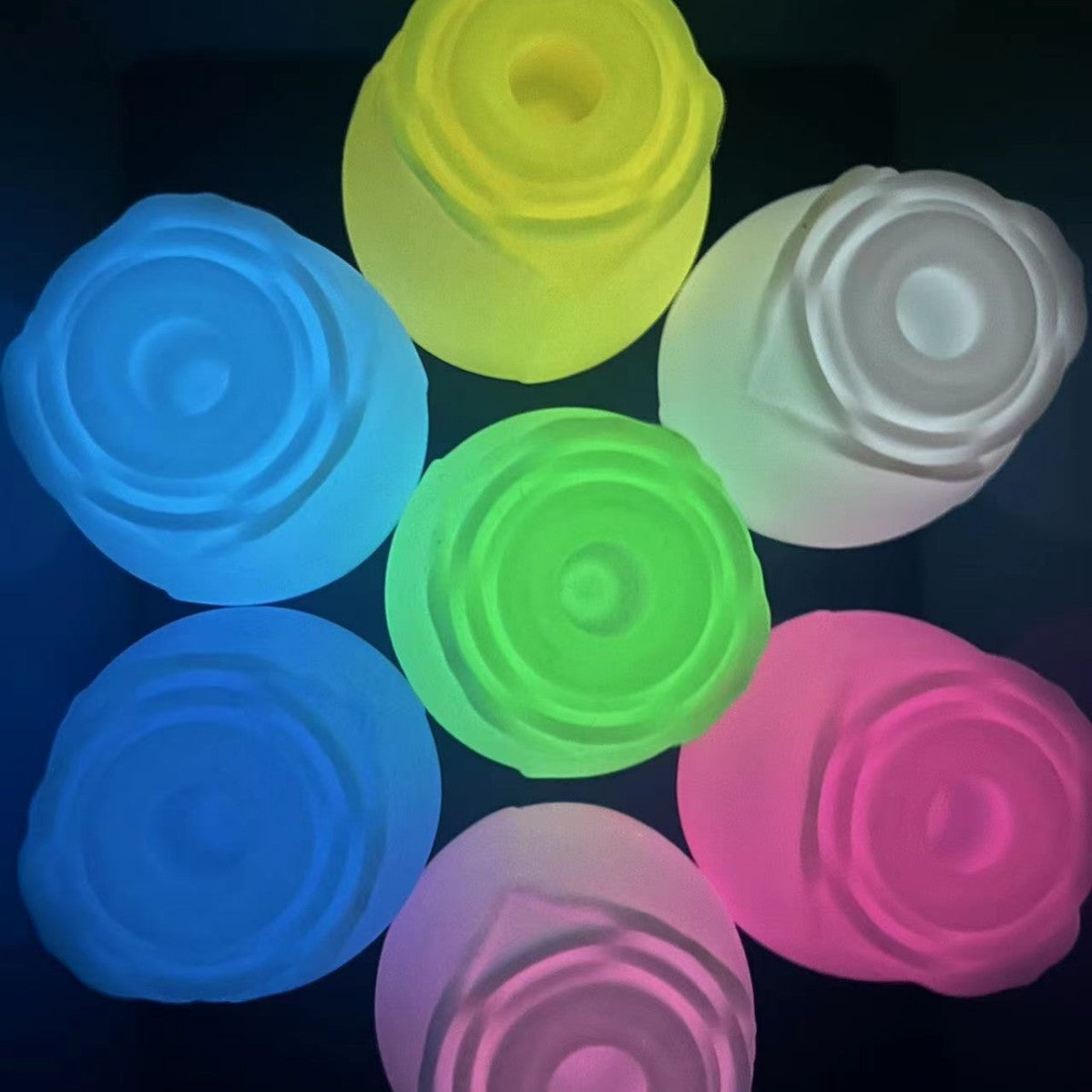 Pleasurez RUUSU VIBRAATTORI DARK GLOW, a women's vibrator with a sleek design and glowing features.